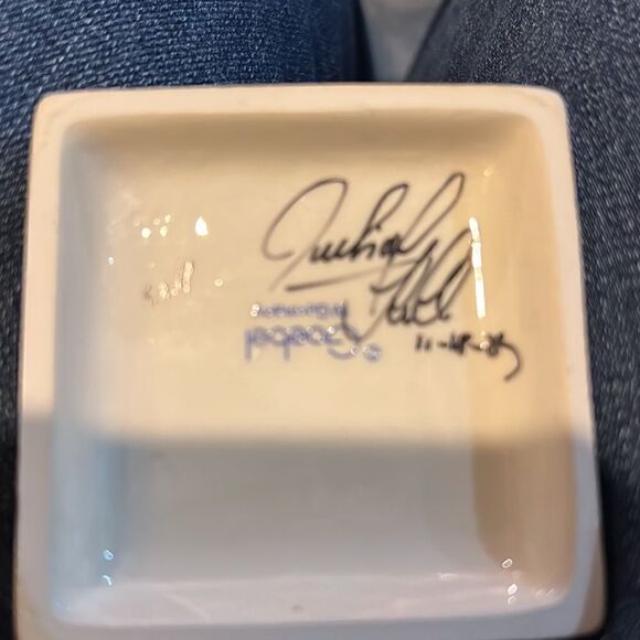 M j Hummel KISS ME Figurine Signed and Dated and numbered. - Picture 6 of 7